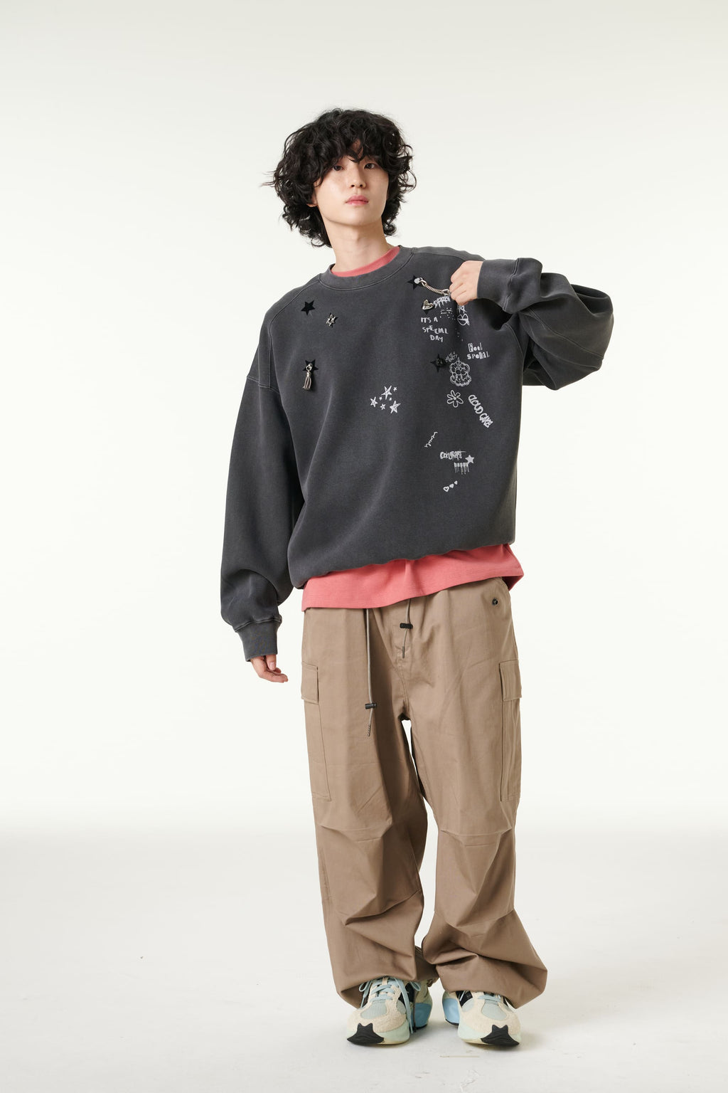 Men’s Dark Grey Graphic Printed Oversized Sweatshirt
• Unisex Charcoal Grey Street-Style Printed Sweatshirt
• Trendy Dark Grey Casual Graphic Sweatshirt for Men & Women
• Urban Style Printed Crewneck Sweatshirt – Dark Grey
• Modern Graphic Print Oversized