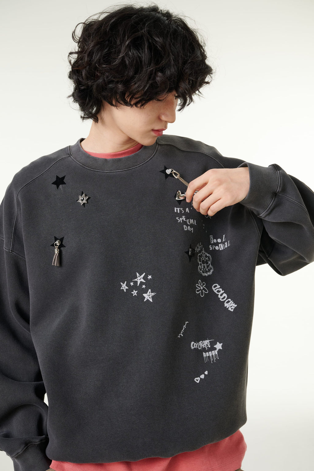 Men’s Dark Grey Graphic Printed Oversized Sweatshirt
• Unisex Charcoal Grey Street-Style Printed Sweatshirt
• Trendy Dark Grey Casual Graphic Sweatshirt for Men & Women
• Urban Style Printed Crewneck Sweatshirt – Dark Grey
• Modern Graphic Print Oversized