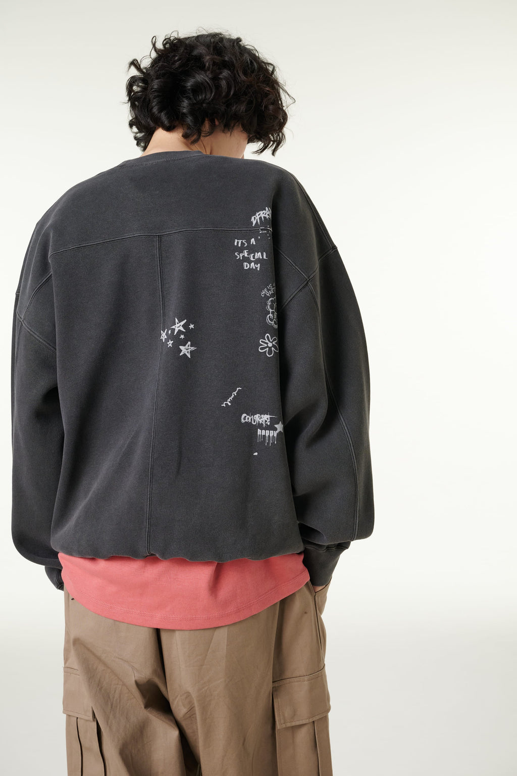 Men’s Dark Grey Graphic Printed Oversized Sweatshirt
• Unisex Charcoal Grey Street-Style Printed Sweatshirt
• Trendy Dark Grey Casual Graphic Sweatshirt for Men & Women
• Urban Style Printed Crewneck Sweatshirt – Dark Grey
• Modern Graphic Print Oversized